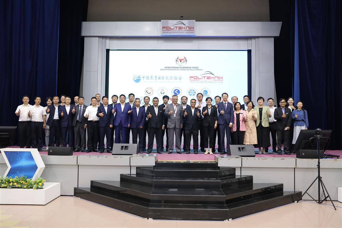 这场国际职教合作研讨会上 武汉船舶职业技术学院作典型经验发言.jpeg