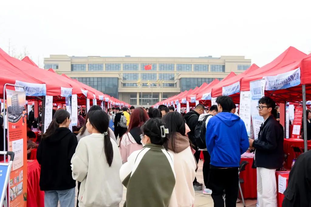 河南职业技术学院举办高技能人才专项对接活动暨毕业生春季双选会2.jpg