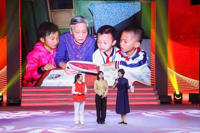 全国大学生“读懂中国”活动5周年：百余位学生登台展示1.jpg