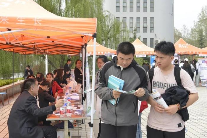 泰山护理职业学院举办2024届毕业生校园双选会4.jpg