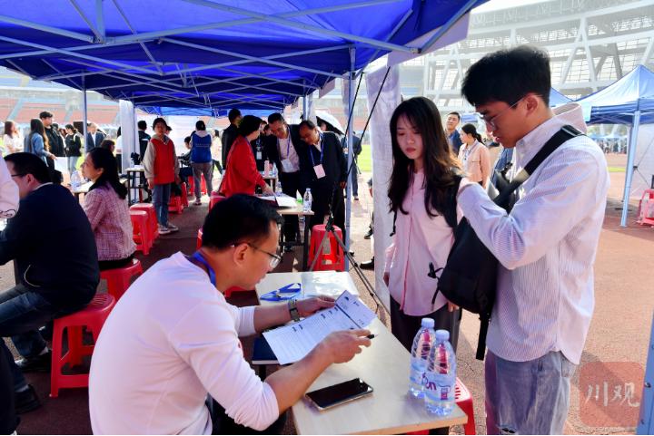 超1.2万个工作岗位！西南医科大学举办2024届毕业生春季大型双选会.jpg
