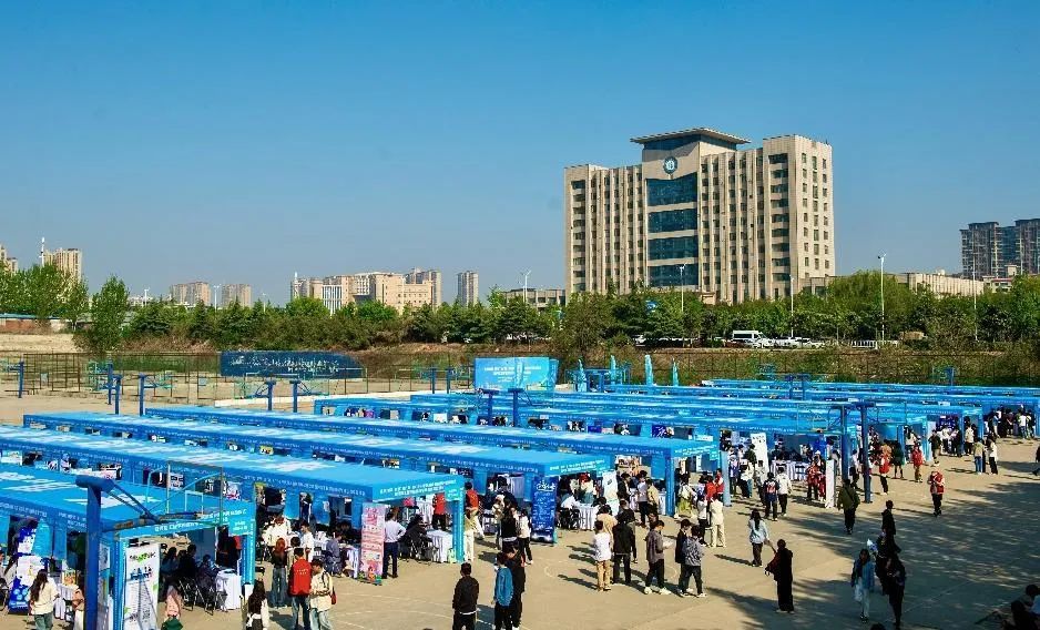 2.4万余个岗位！河南工程学院举办毕业生春季双选会2.jpg