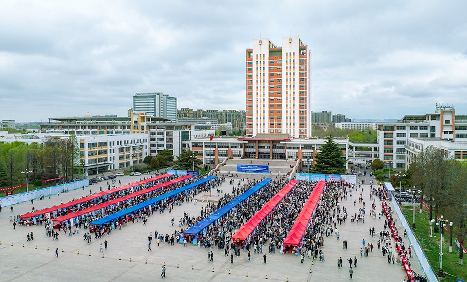 青岛农业大学举办2024届毕业生春季双选会.jpg