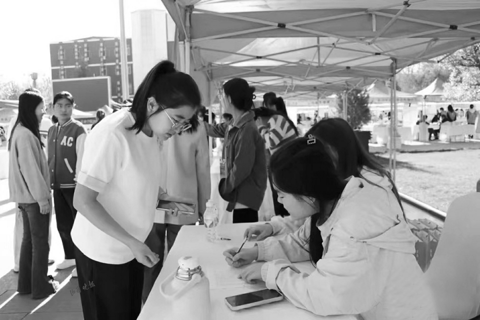 学校“搭桥”企业揽才.jpeg