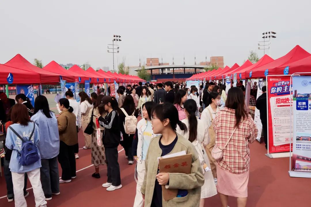 1.7万余个岗位！南阳师范学院举办春季大型双选会2.jpg