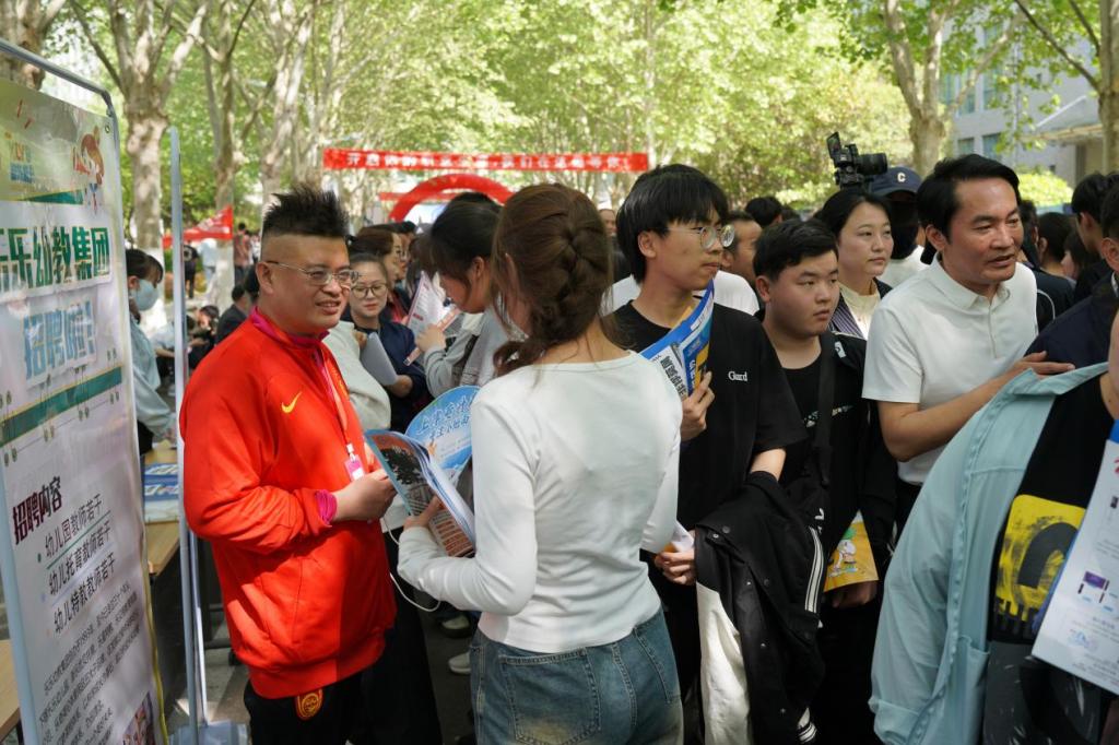 “春风送暖 职引未来”山东理工职业学院举办2024年春季校园招聘会6.png