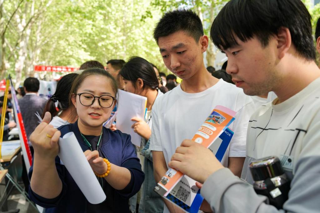 “春风送暖 职引未来”山东理工职业学院举办2024年春季校园招聘会5.png
