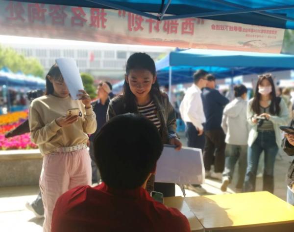 找工作现场展才艺 天津音乐学院把音乐会“搬到”双选会现场4.jpg