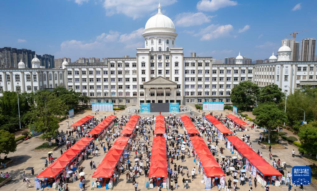 云南省2024届高校毕业生民办教育专场招聘会在昆明举行3.jpg