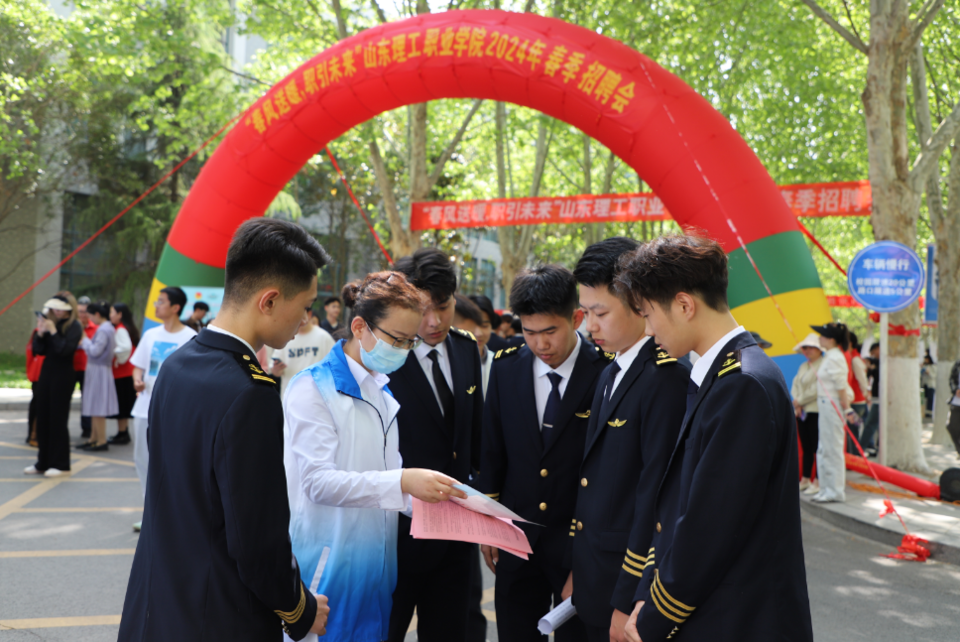 济宁市社保政策宣传走进山东理工职业学院春季招聘会.png