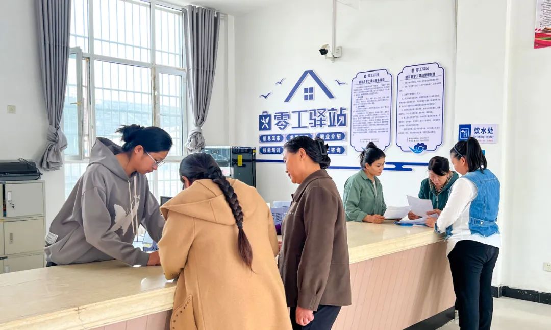 精河县零工“小驿站” 促进就业“大民生”.jpg