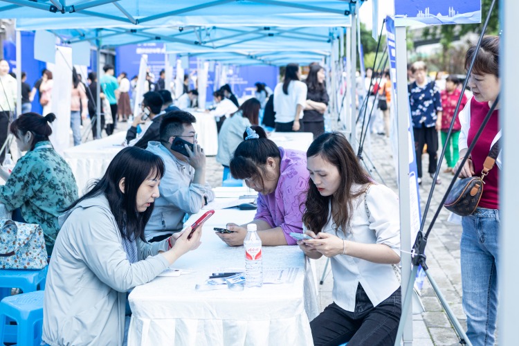 大渡口“义渡”数字零工市场“开张” 加速实现群众“家门口”就业1.jpg