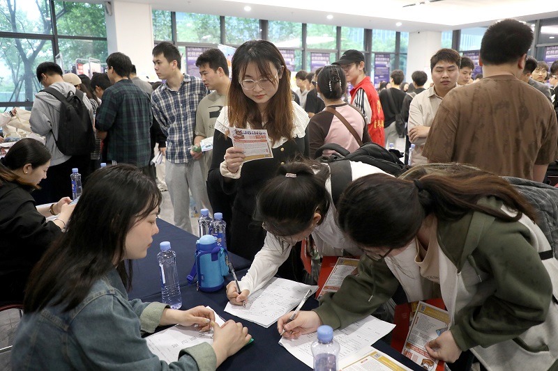 江西科技学院2024届毕业生春季校园招聘会人气旺6.jpg