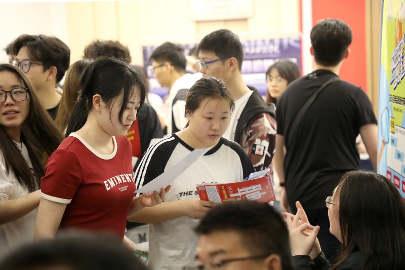 江西科技学院2024届毕业生春季校园招聘会人气旺4.jpg