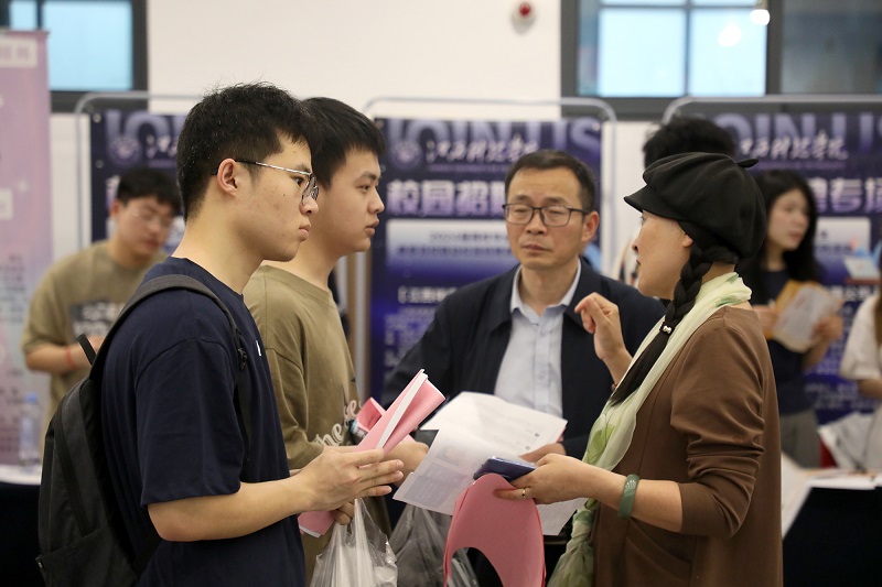 江西科技学院2024届毕业生春季校园招聘会人气旺3.jpg