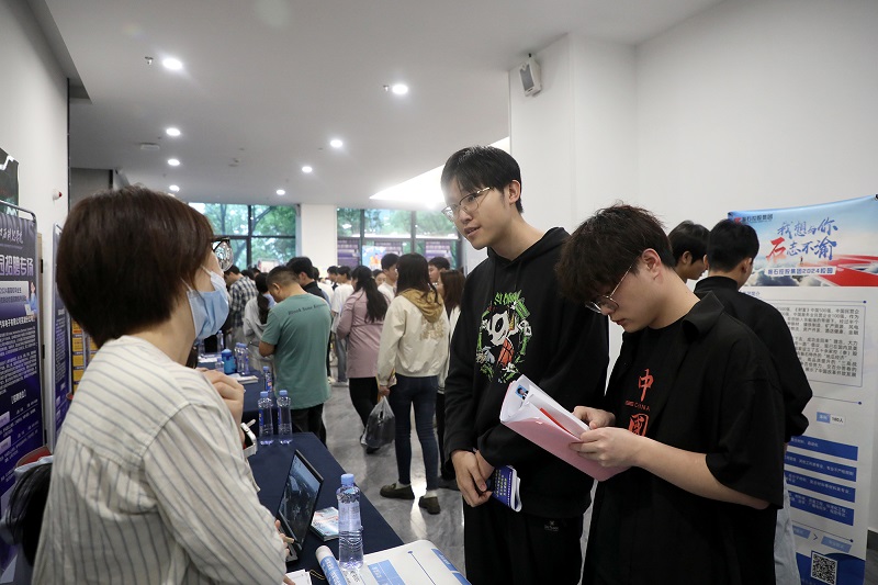江西科技学院2024届毕业生春季校园招聘会人气旺2.jpg