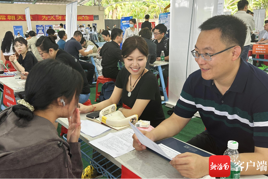 2024年“海南学子 就在海南”留才行动三亚学院专场招聘会火热举行1.jpg
