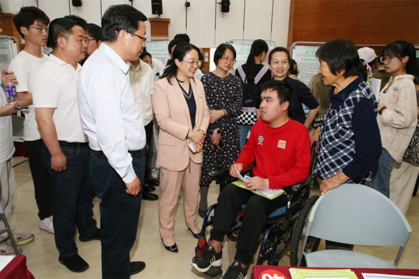 现教现学现用 优秀校友引航传授就业经——“春暖皖江”2024系列招聘会走进安徽大学1.png