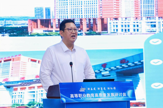 吴昆在全国高等职业教育高质量发展研讨会新赛道与数智化国际化论坛上作经验分享.jpg